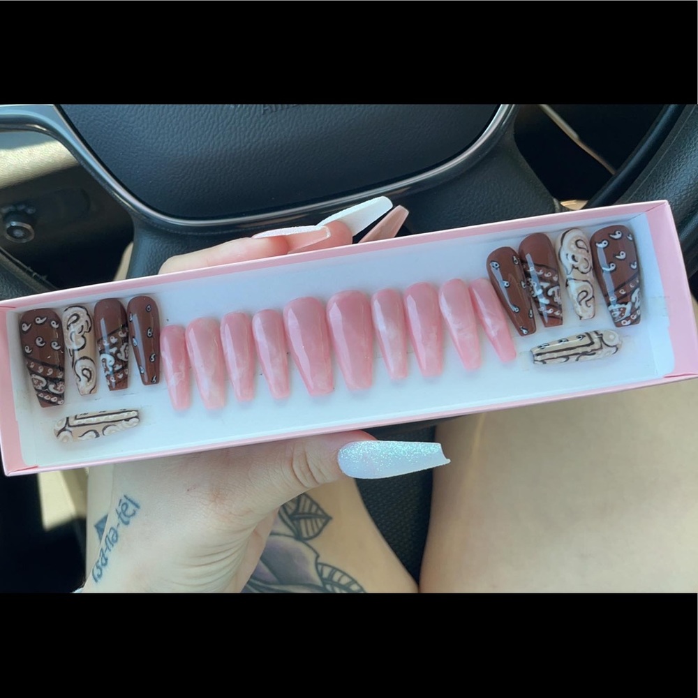 Kylie Jenner press on nails - Picture 2 of 2